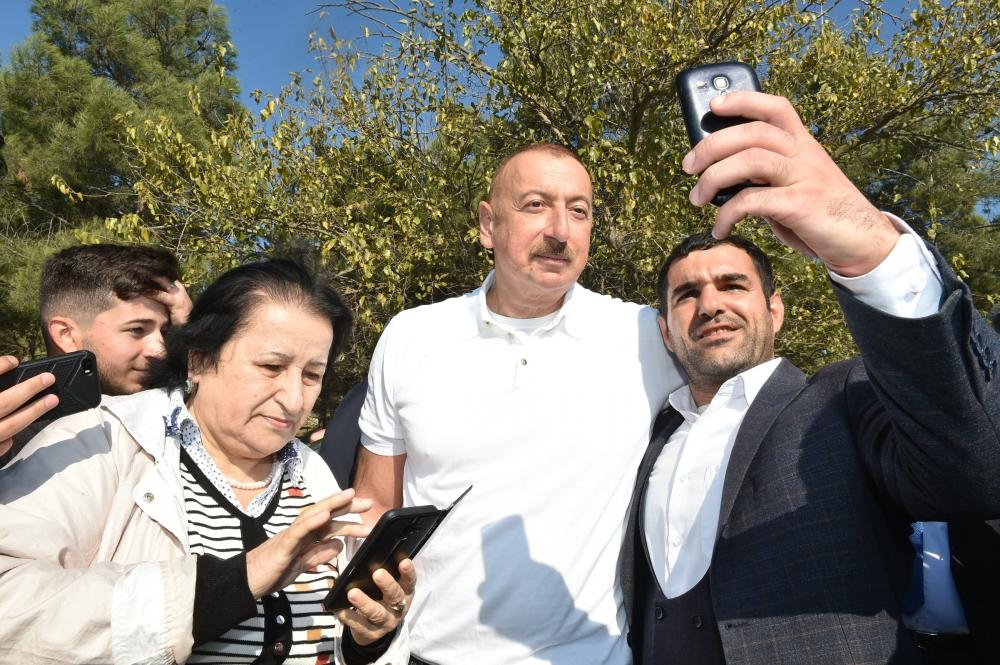 Президент Ильхам Алиев и Первая леди Мехрибан Алиева приняли участие в акции по посадке деревьев в Хатаинском районе Баку
