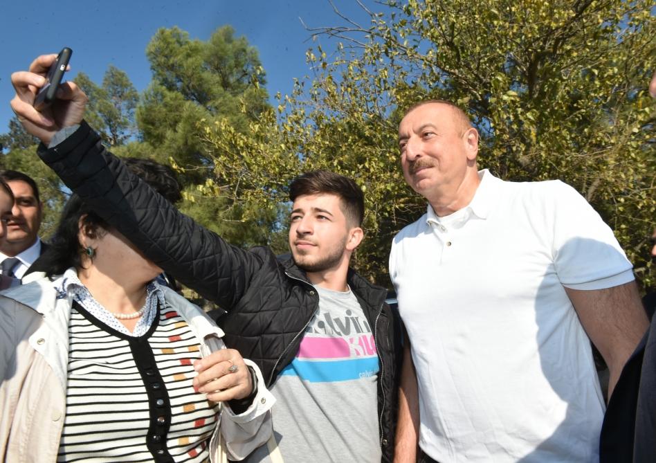 Президент Ильхам Алиев и Первая леди Мехрибан Алиева приняли участие в акции по посадке деревьев в Хатаинском районе Баку