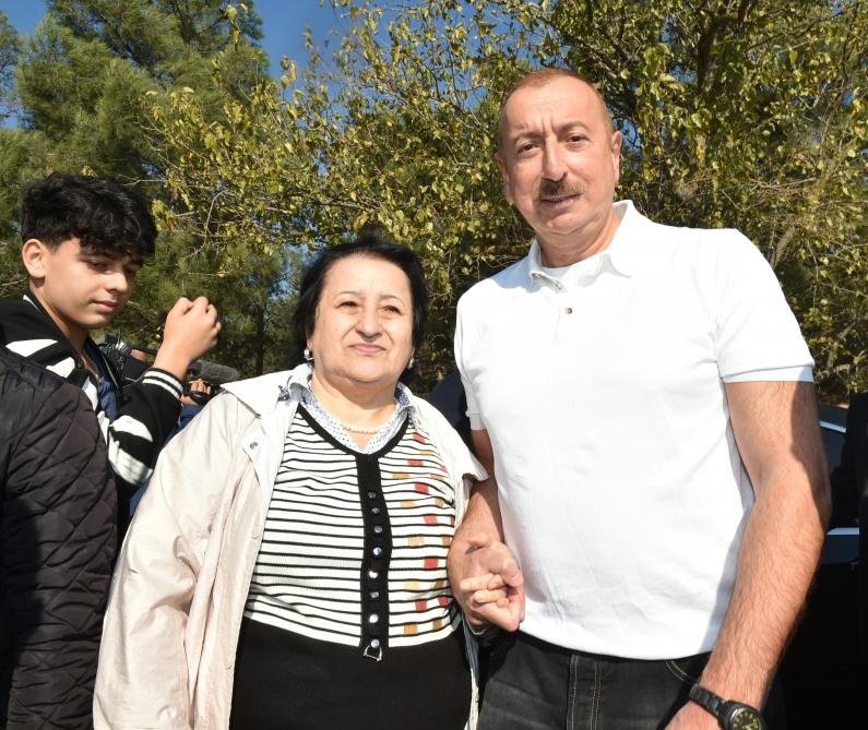 Президент Ильхам Алиев и Первая леди Мехрибан Алиева приняли участие в акции по посадке деревьев в Хатаинском районе Баку