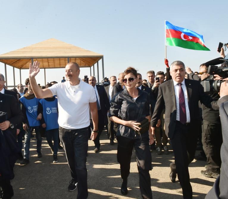 Президент Ильхам Алиев и Первая леди Мехрибан Алиева приняли участие в акции по посадке деревьев в Хатаинском районе Баку