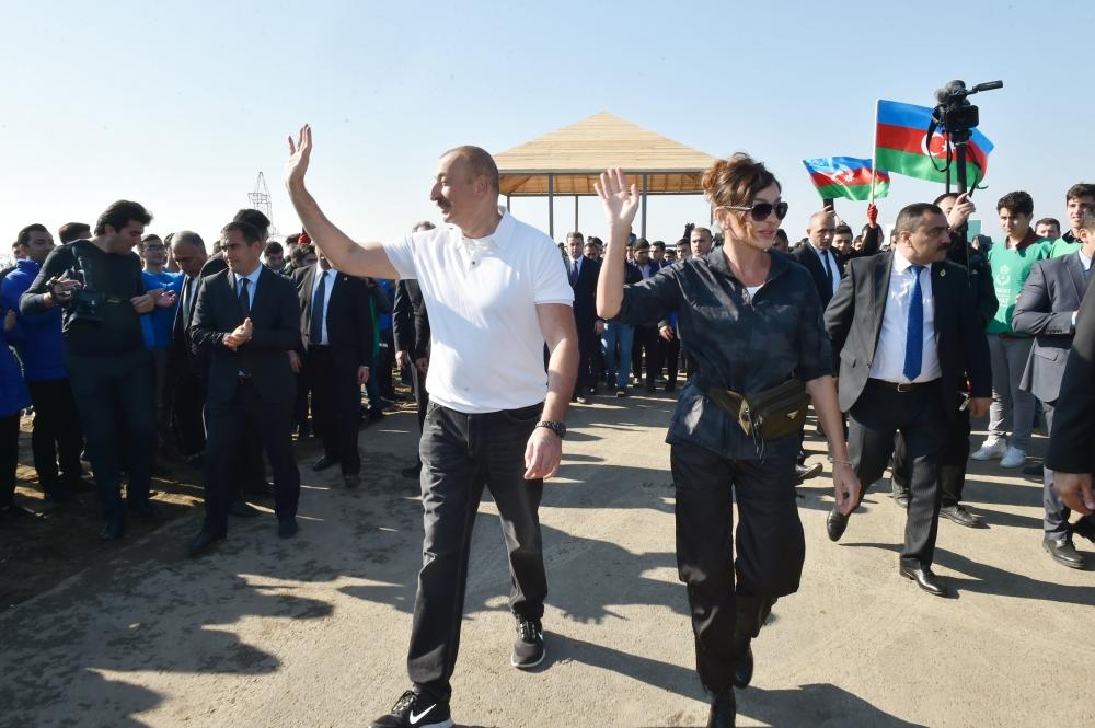 Президент Ильхам Алиев и Первая леди Мехрибан Алиева приняли участие в акции по посадке деревьев в Хатаинском районе Баку