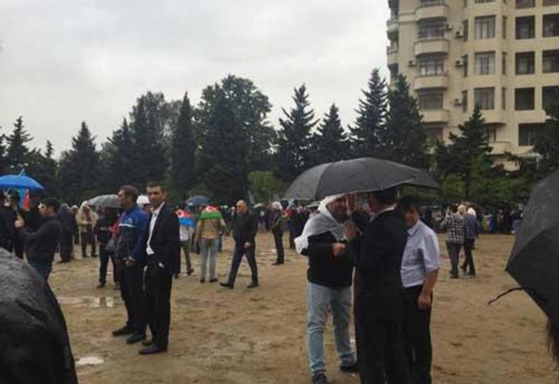 100 min xülyası, pul axtarışı və yalanlar. Müxalifət kimi və niyə aldadır?