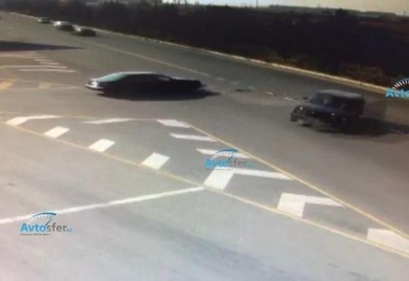В Азербайджане после столкновения один из автомобилей врезался в КамАЗ