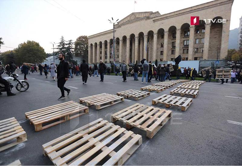 Движение в центре Тбилиси парализовано из-за акций протеста
