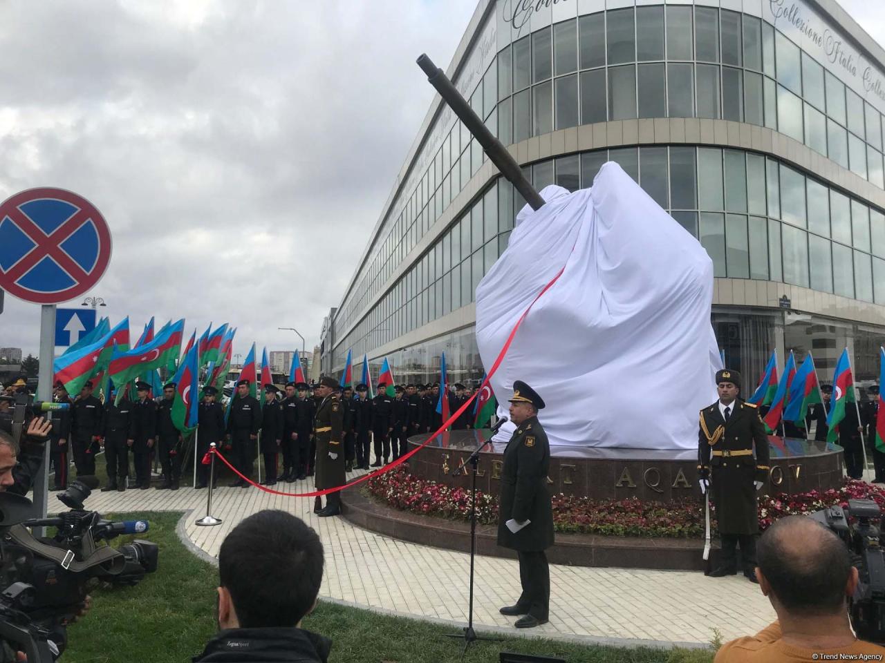 В Баку открыли памятник Национальному герою Азербайджана Альберту Агарунову