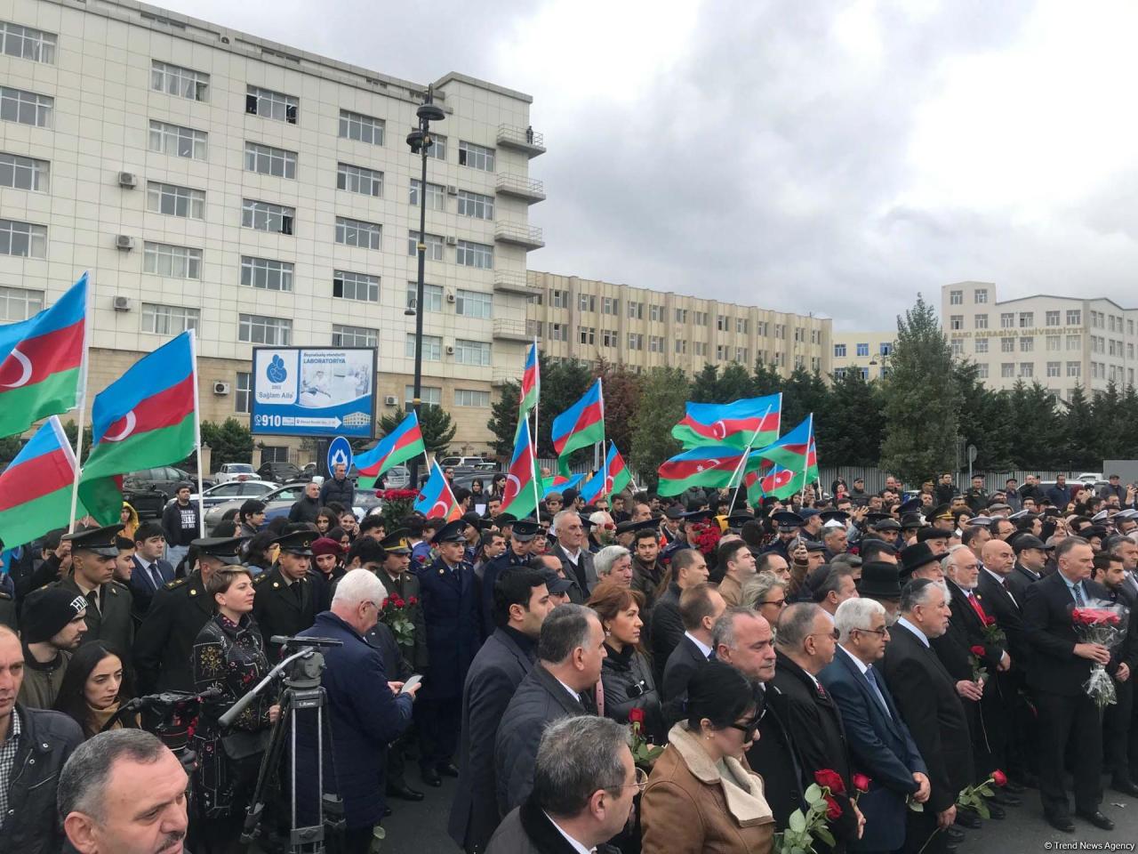 В Баку открыли памятник Национальному герою Азербайджана Альберту Агарунову