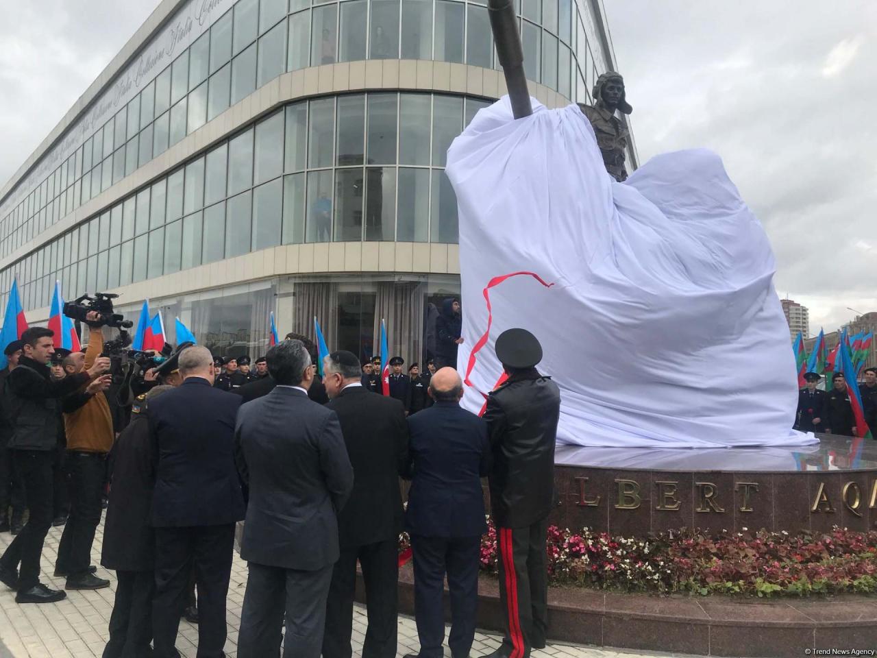 В Баку открыли памятник Национальному герою Азербайджана Альберту Агарунову