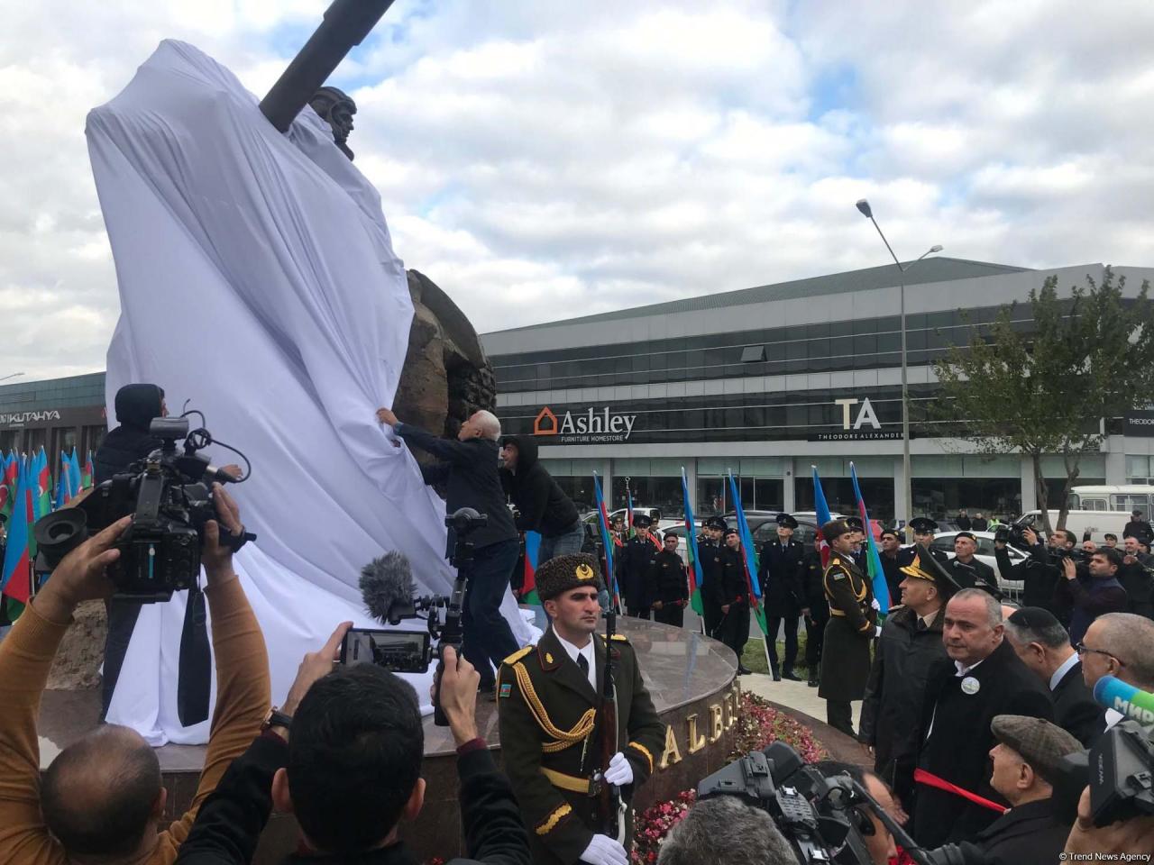 В Баку открыли памятник Национальному герою Азербайджана Альберту Агарунову