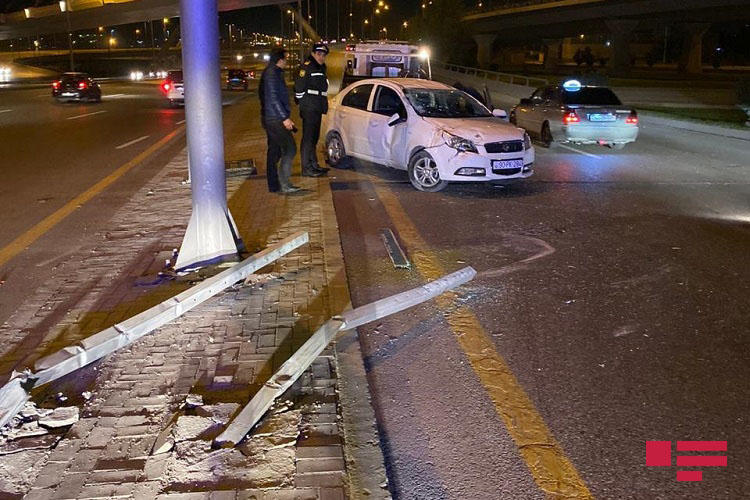 В Баку автомобиль упал с моста, водитель сбежал с места ДТП