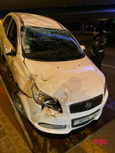 В Баку автомобиль упал с моста, водитель сбежал с места ДТП
