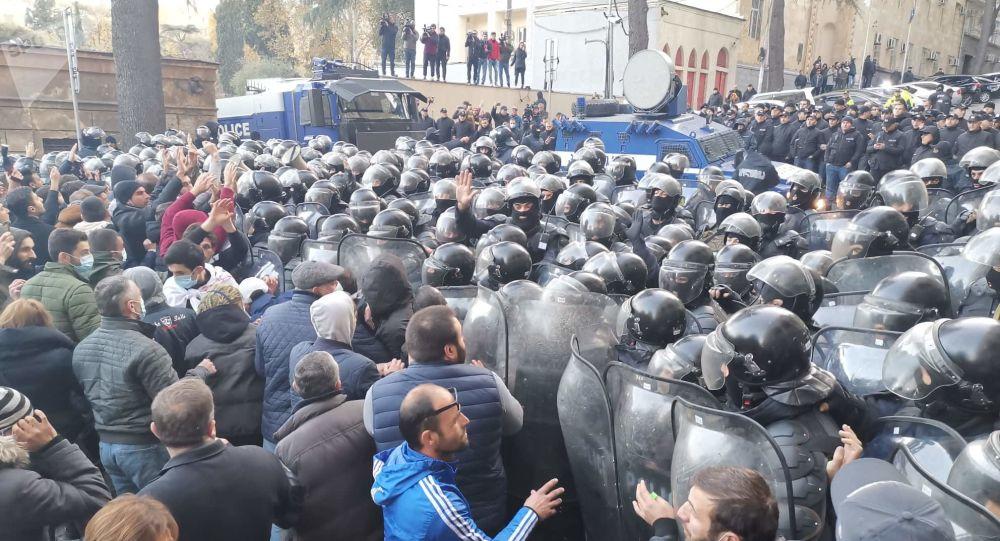 В Тбилиси полиция разгоняет протестующих водометами