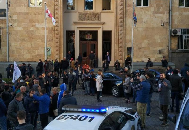 Спецназ стянут к парламенту Грузии