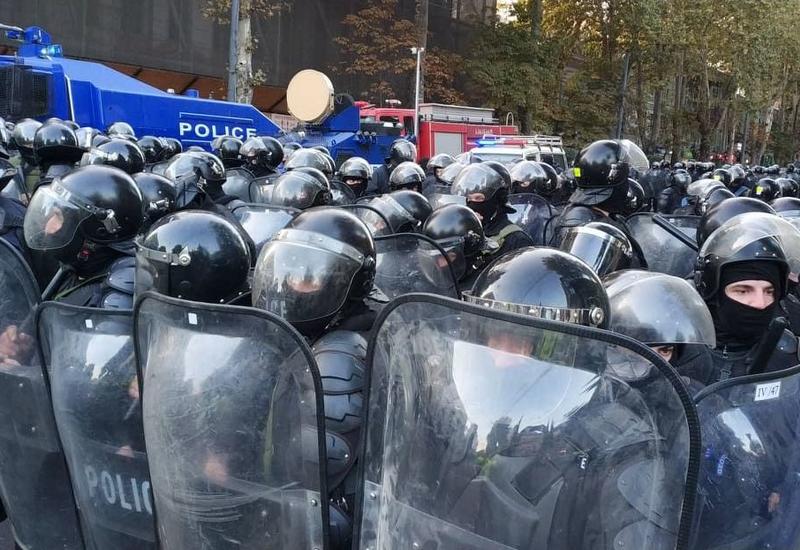 В Тбилиси полиция разгоняет протестующих водометами