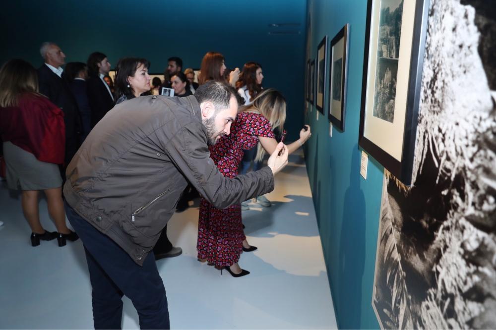 В Центре Гейдара Алиева открылась выставка работ фотографа Якова Халипа