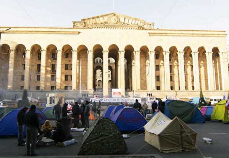 В Тбилиси митингующие вновь расставили палатки у парламента