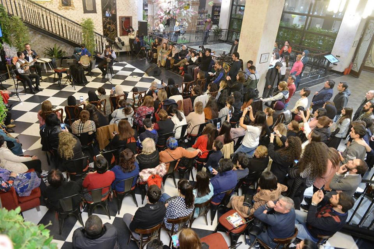 В Бакинском книжном центре прошел музыкально-поэтический вечер "Sığmazam"