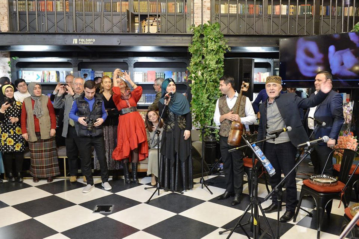 В Бакинском книжном центре прошел музыкально-поэтический вечер "Sığmazam"