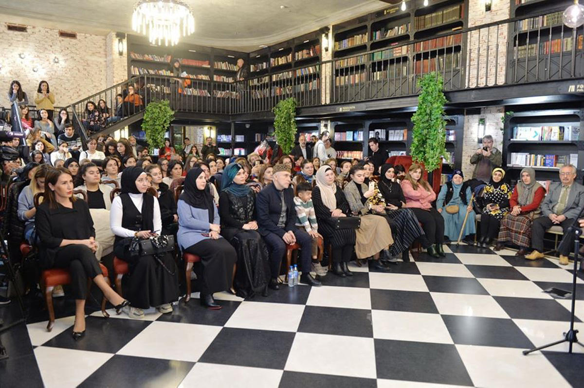 В Бакинском книжном центре прошел музыкально-поэтический вечер "Sığmazam"