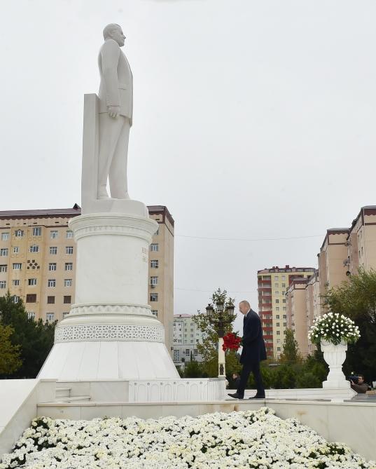 Президент Ильхам Алиев посетил памятник Общенациональному лидеру Гейдару Алиеву в Сумгайыте