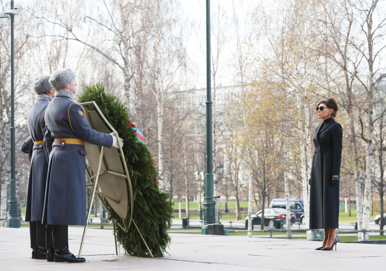 Первый вице-президент Мехрибан Алиева посетила в Москве Могилу Неизвестного солдата