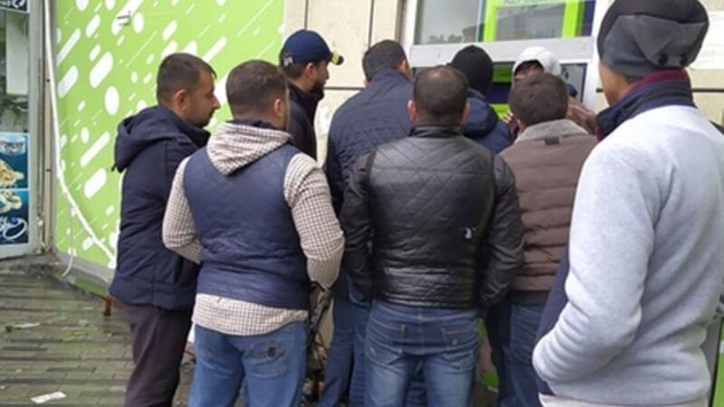 В Баку появились автоматы, раздающие деньги в долг за 30 секунд