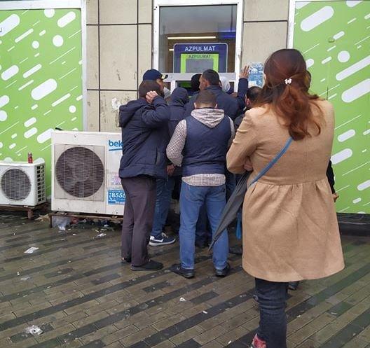 В Баку появились автоматы, раздающие деньги в долг за 30 секунд