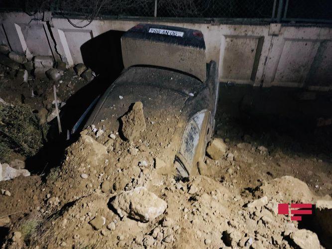 В Баку сошел очередной оползень, под завалами остались автомобили