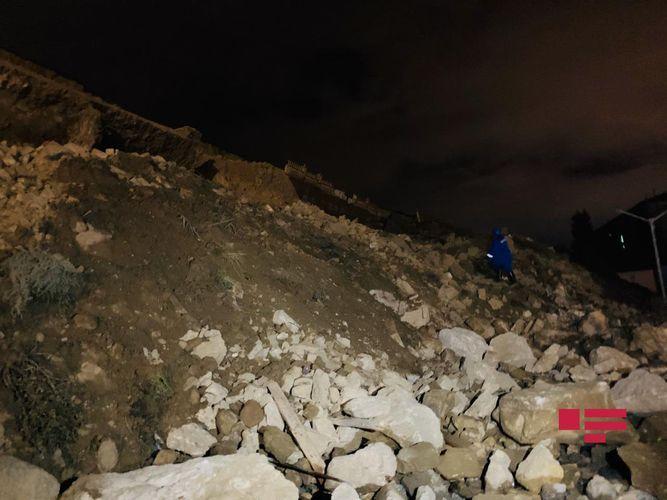 В Баку сошел очередной оползень, под завалами остались автомобили