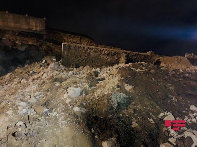 В Баку сошел очередной оползень, под завалами остались автомобили