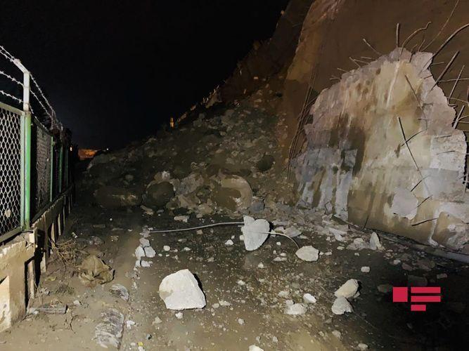 В Баку сошел очередной оползень, под завалами остались автомобили
