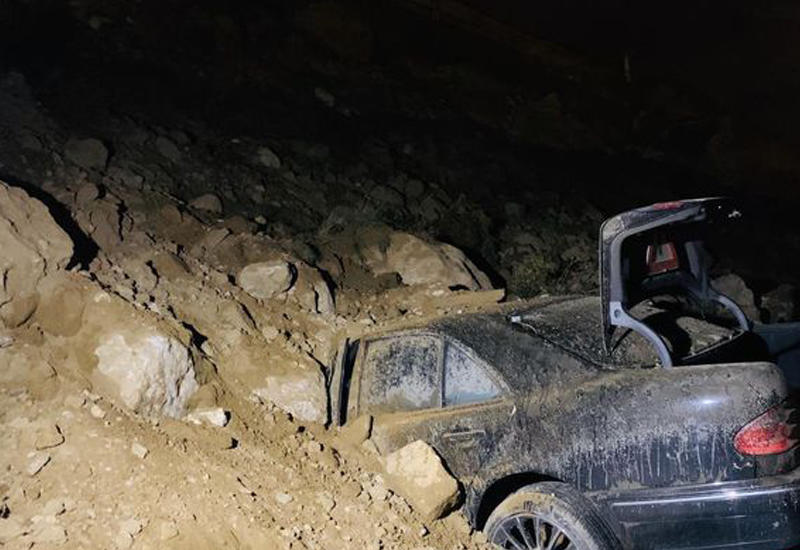В Баку сошел очередной оползень, под завалами остались автомобили