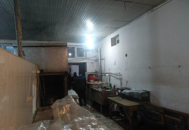 В Баку за антисанитарию закрыли цех по производству лимонада