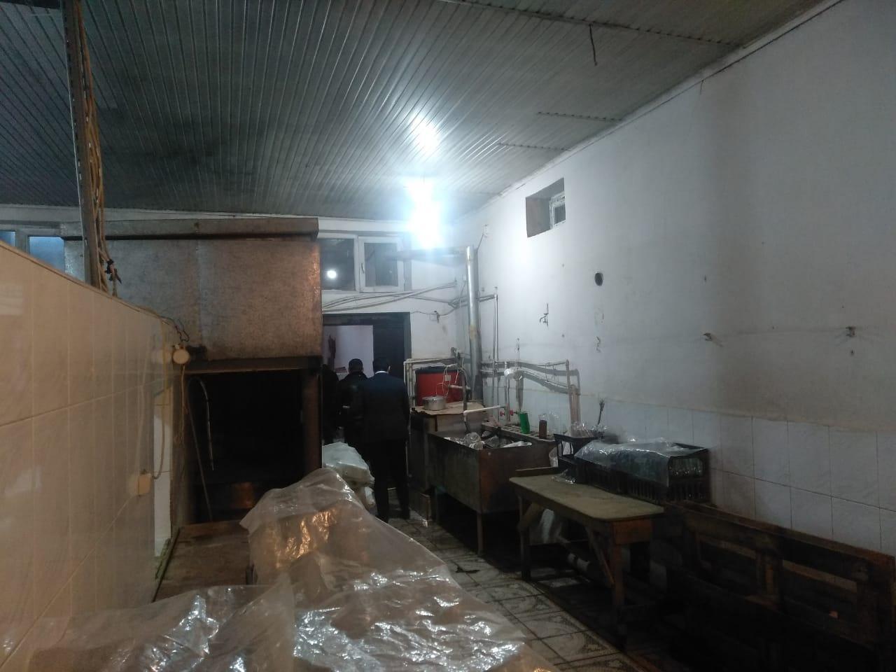 В Баку за антисанитарию закрыли цех по производству лимонада