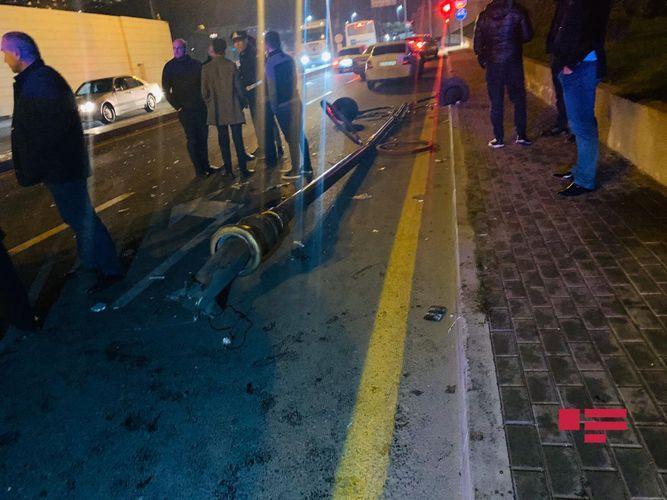 В Баку BMW снес фонарный столб