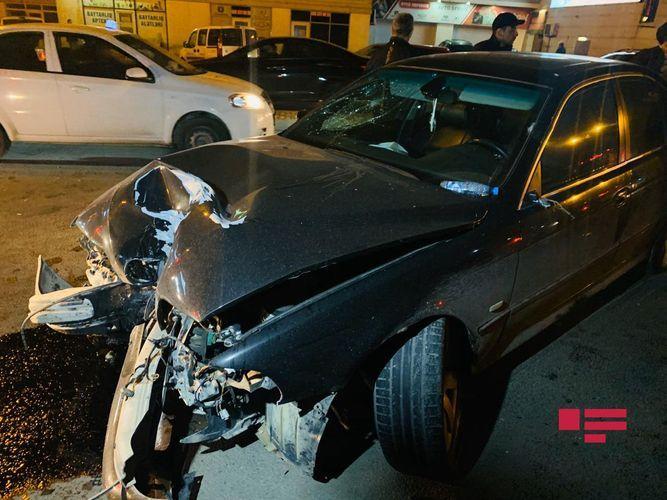 В Баку BMW снес фонарный столб