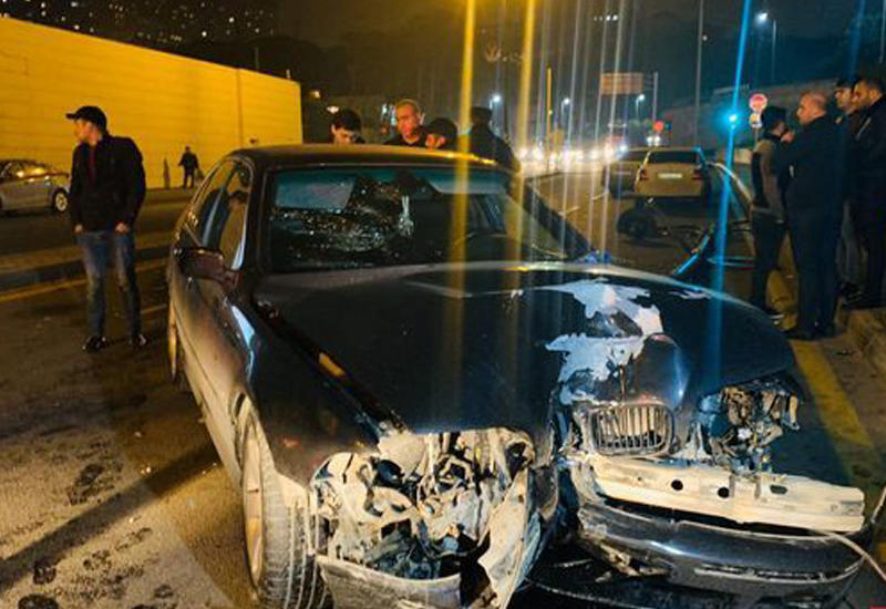 В Баку BMW снес фонарный столб