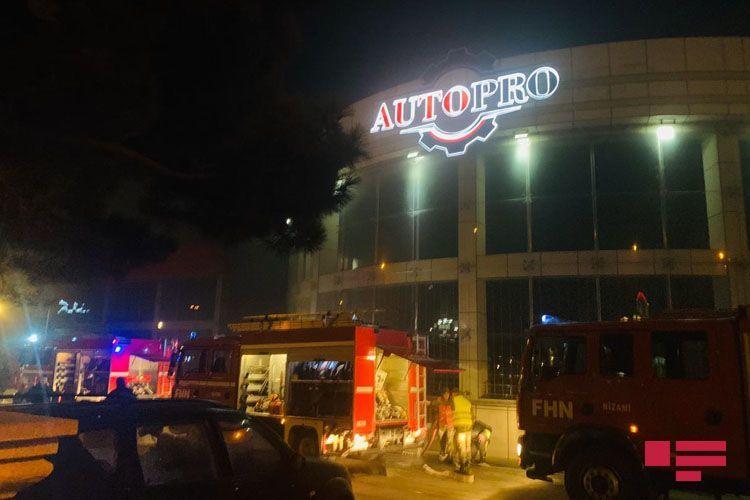 В Баку сгорел автосалон, есть пострадавший