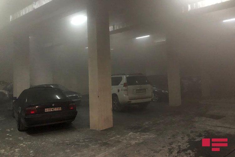 В Баку сгорел автосалон, есть пострадавший