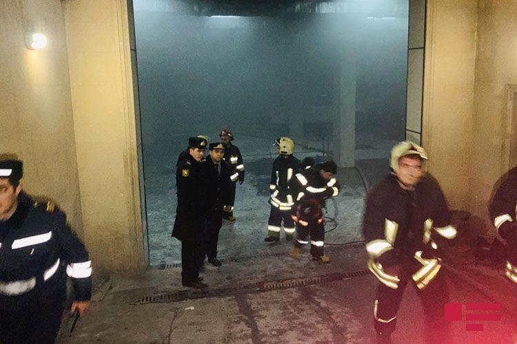 В Баку сгорел автосалон, есть пострадавший