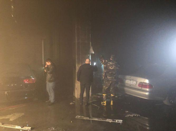 В Баку сгорел автосалон, есть пострадавший