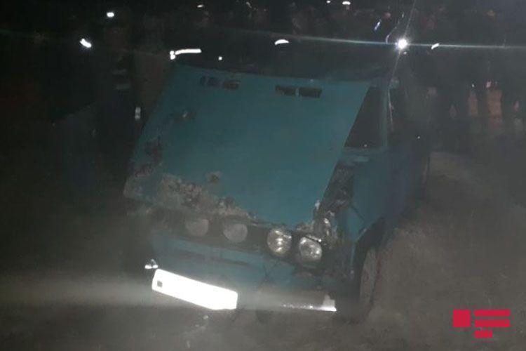 В Агджабеди автомобиль упал в канал, есть погибший