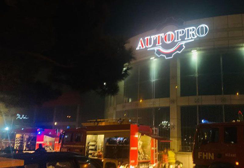 В Баку сгорел автосалон, есть пострадавший