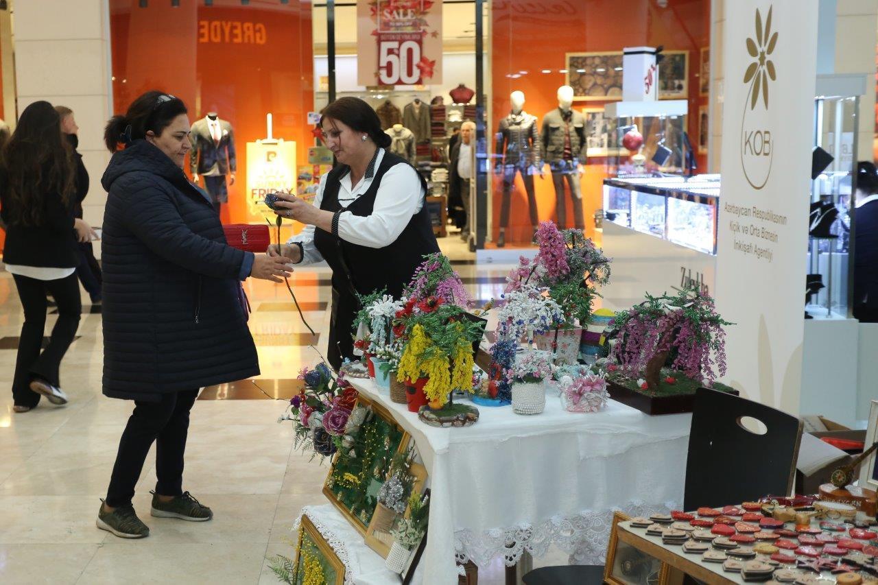 В Баку проводится выставка-продажа по случаю Международного дня инвалидов