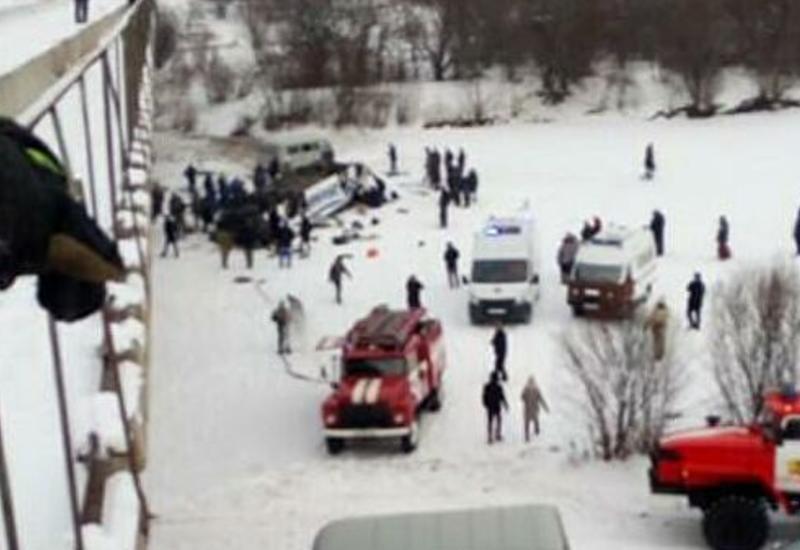 В России пассажирский автобус упал с моста, есть погибшие и пострадавшие