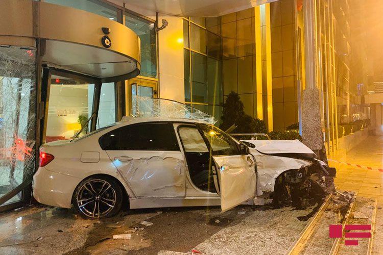 Жуткое ДТП: в Баку BMW врезался в известную гостиницу
