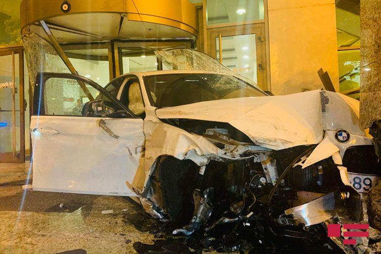 Жуткое ДТП: в Баку BMW врезался в известную гостиницу