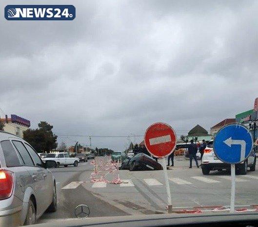 В Баку иномарка провалилась в яму на дороге