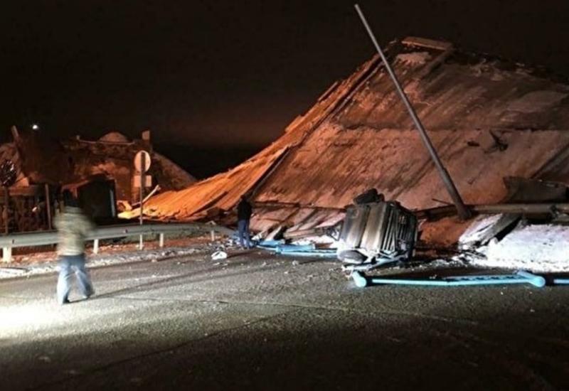 В России рухнул мост во время движения автомобилей