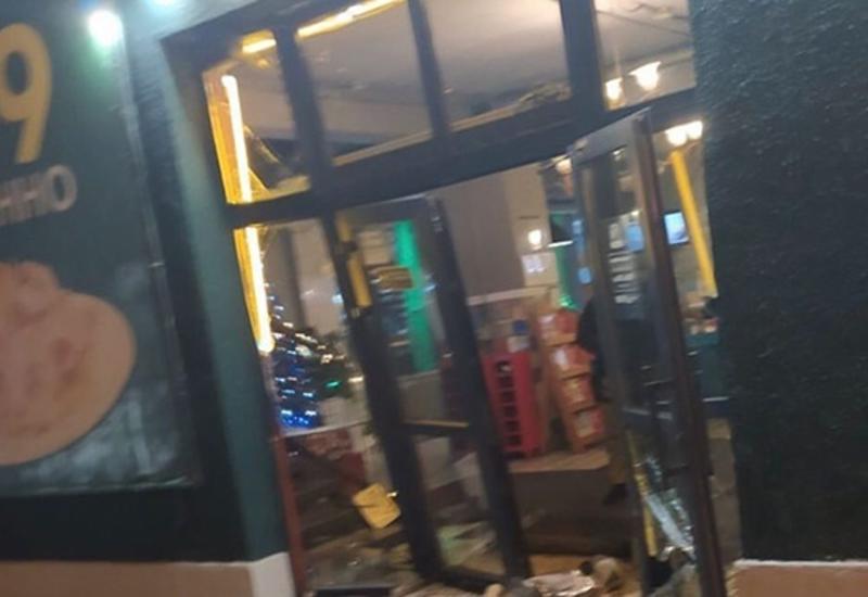 Машина въехала в переполненную людьми пиццерию в Киеве