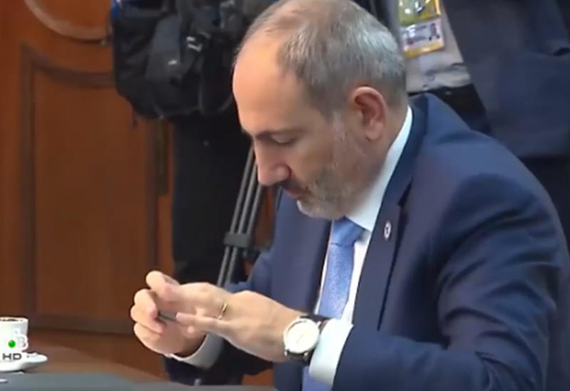 Селфи сделать не получилось, пришлось фотографировать подписи
